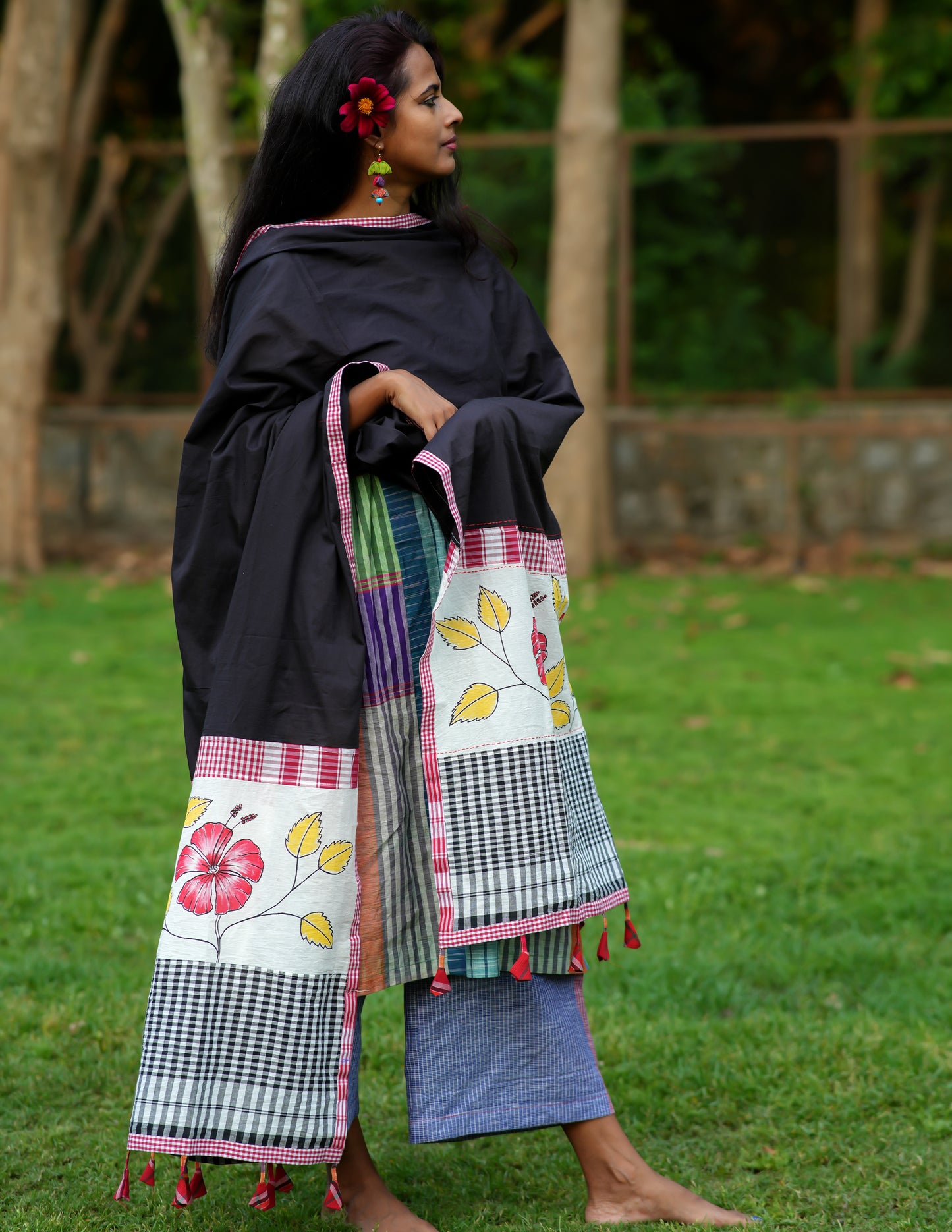 Handpainted Gamcha Patchwork Dupatta – Hibiscus Bloom with Contrast Borders & Tassels (2.5m)- GD013